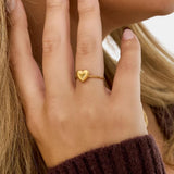 Alma – Simple Little Heart Ring in Gold