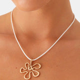 Kaila – Flower Pendant Necklace in Gold